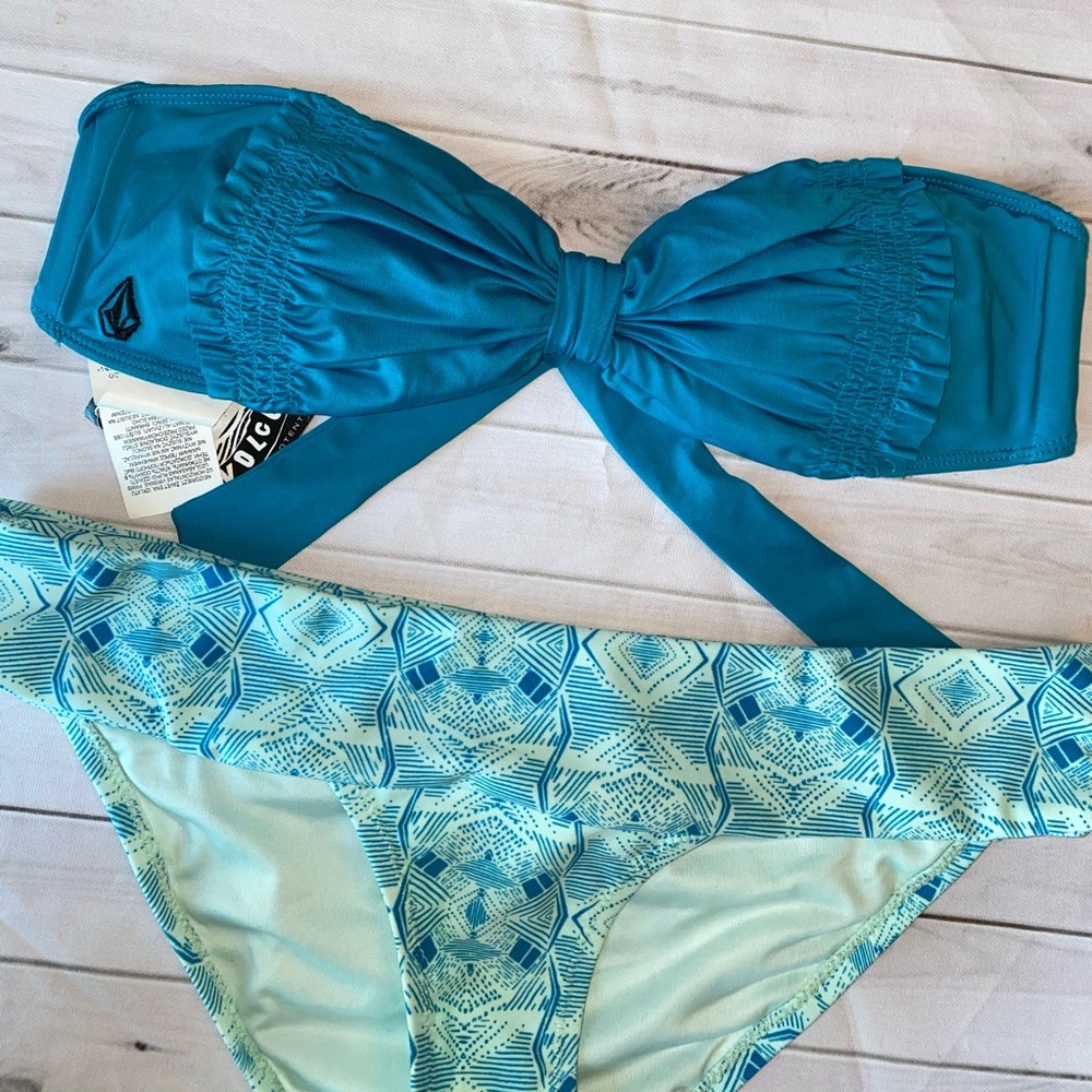 ✨💙 Volcom blue waves bandeau bikini set 💙✨ - Picture 3 of 6